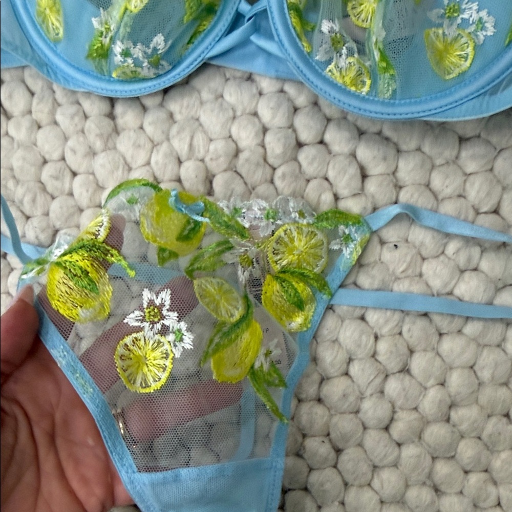 NWT Victoria’s Secret Light Blue Lingerie Set with Yellow & Green Lemons - Picture 4 of 9